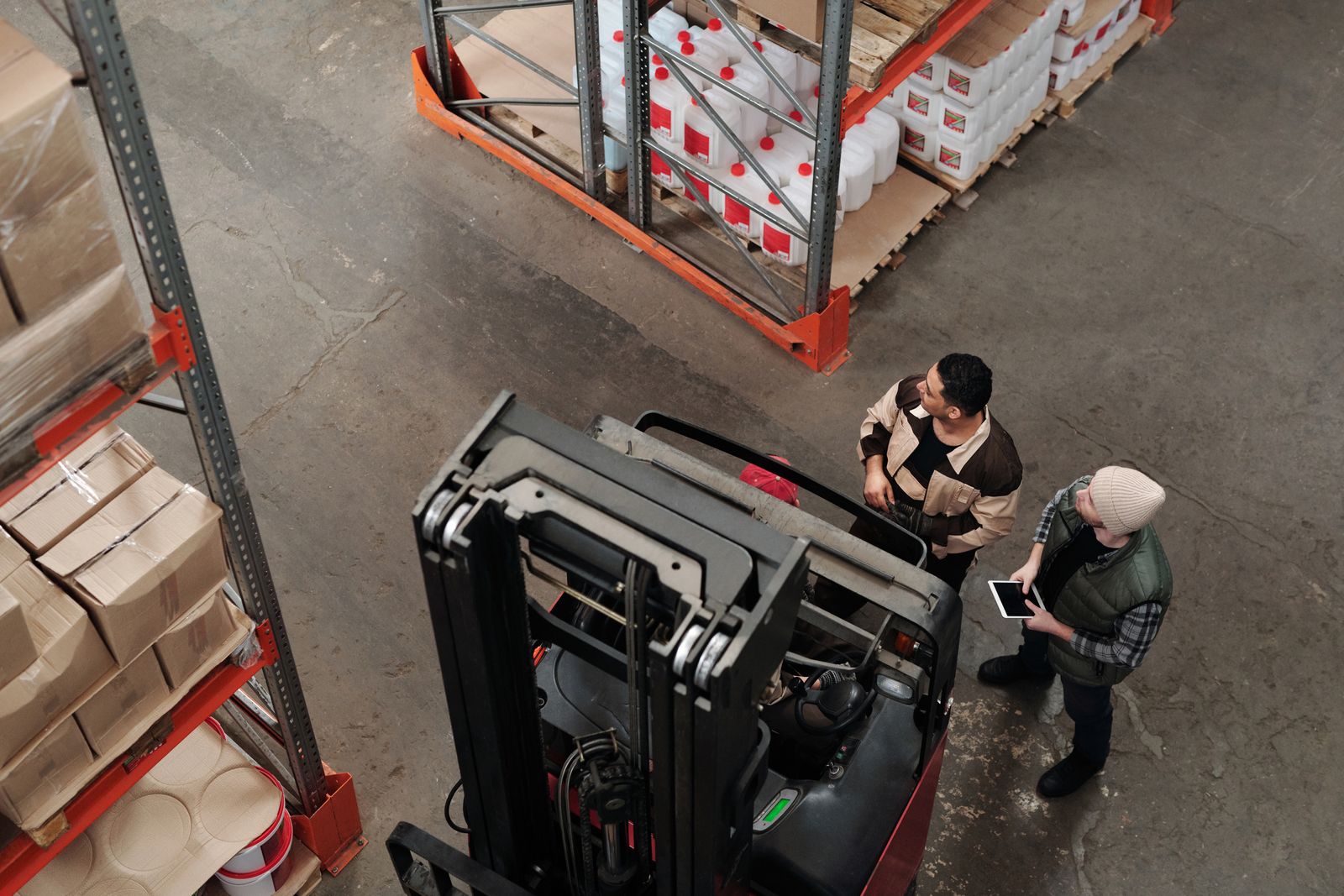 Team planning the day in the warehouse
